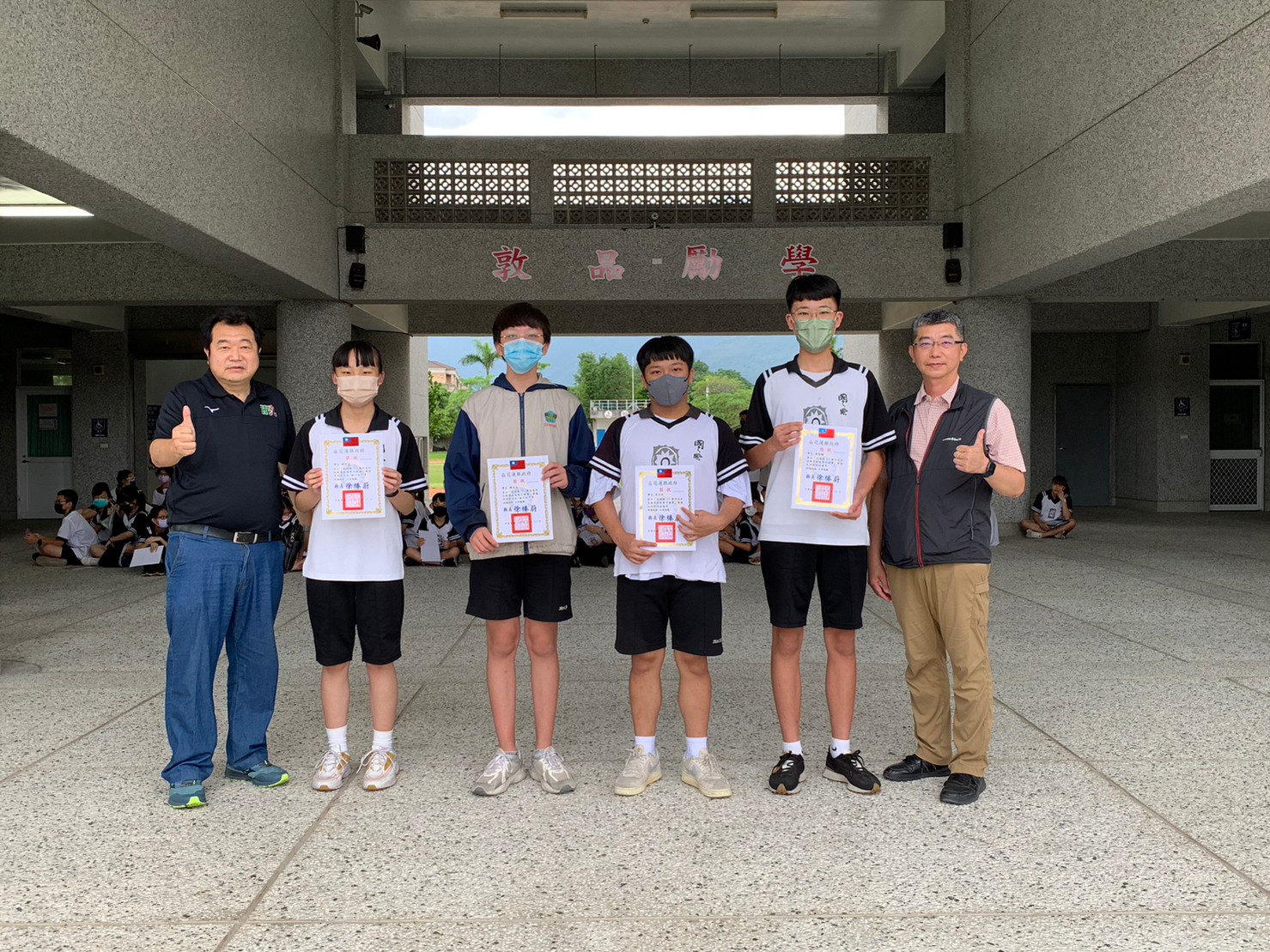 https://xc2.hlc.edu.tw/~kfjh_www/uploads/tadgallery/2023_07_14/676_LINE_ALBUM_0518頒獎_230714_9.jpg 