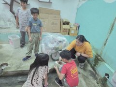 老師帶領學生進行回收物稱重